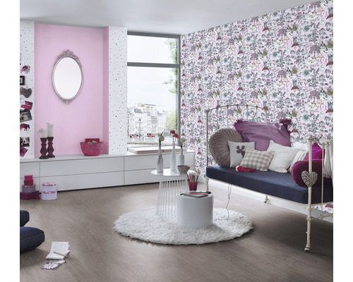 Lichte woonkamer met behang met patroon, bank en witte meubels