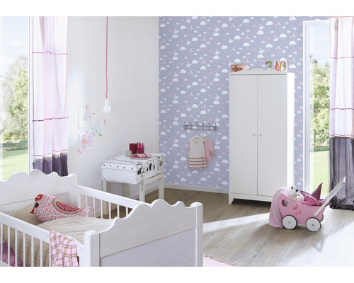 Kinderkamer met wit kinderbed, kledingkast en kinderwagen en een muur met wolkenpatroon