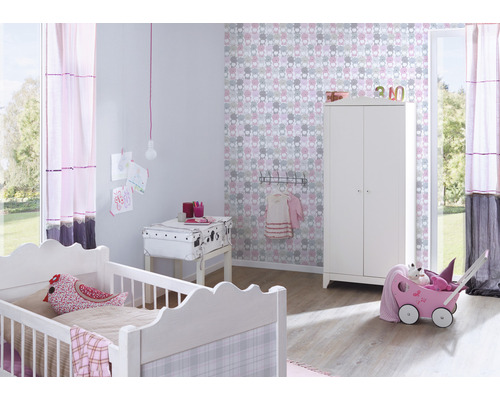 Kinderkamer met kinderbed, kast en commode