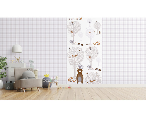 Kinderkamer met behang met bosdiermotief en Schots ruitjesbehang