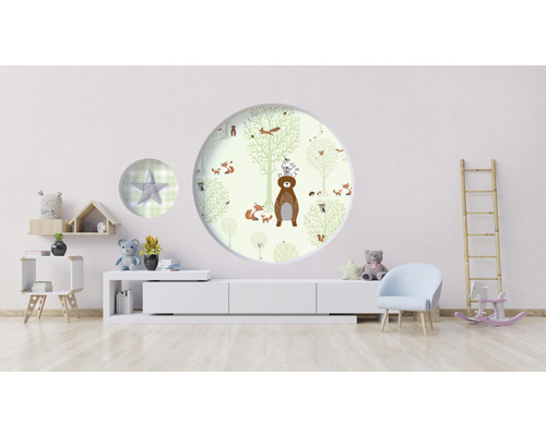 Kinderkamer met muursticker met bosmotieven, waaronder beren, vossen en bomen.