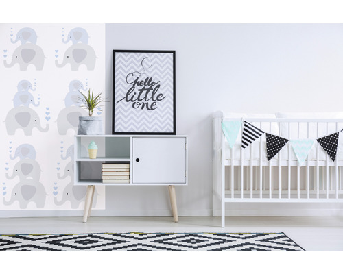 Babykamer met olifantenbehang, commode, kinderbed en decoratie