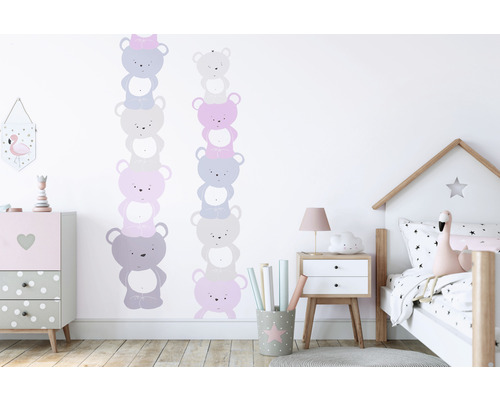 Kinderkamer met muurstickers van gestapelde teddyberen, commode en bed