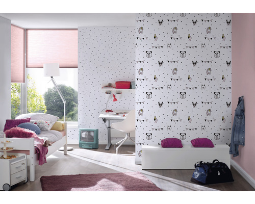 Kinderkamer met bed, bureau en behang met dierenmotieven