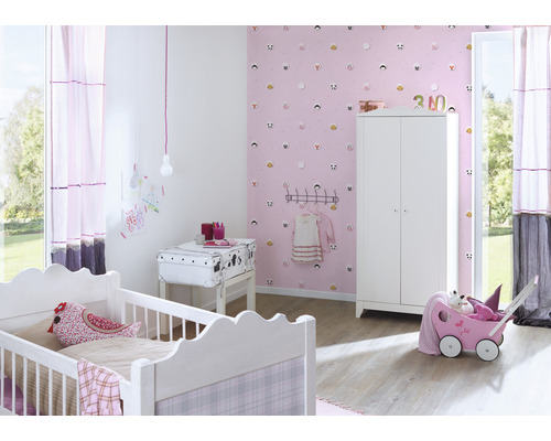 Kinderkamer met kinderbed, kast en behang met dierenmotieven