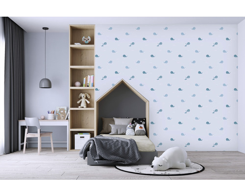 Kinderkamer met huisbed, bureau en boekenkast