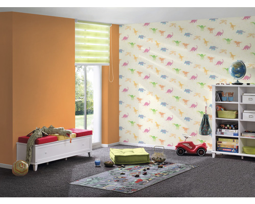 Kinderkamer met dinosaurusbehang, zitbank met opbergruimte en boekenkast.