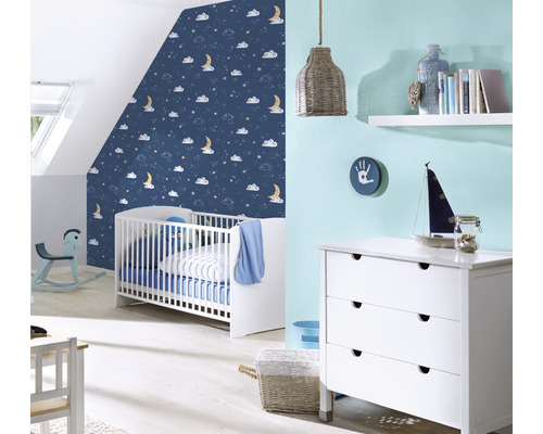 Babykamer met ledikant, commode en blauw behang met motief