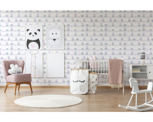 Kinderkamer met olifantenbehang, fauteuil, kinderbed en decoratieve items
