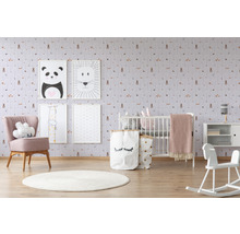 Kinderkamer met ledikant, fauteuil, speelgoed, schilderijen en bosbehang