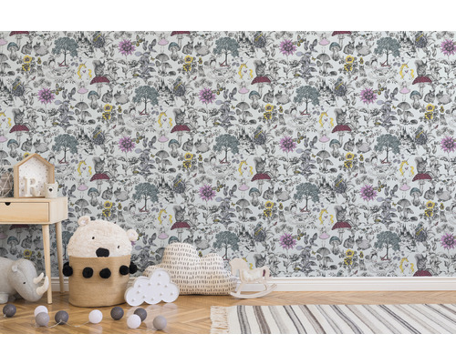 Kinderkamer met behang met bosdiermotieven, waaronder eekhoorns, konijnen en paddenstoelen.