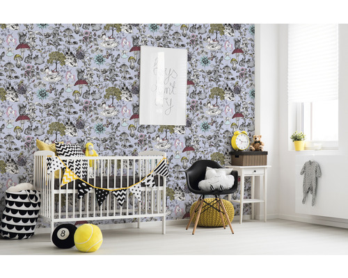 Kinderkamer met behang met bosmotief, ledikant en meubels