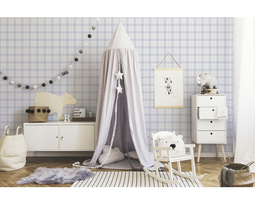 Decoratieve kinderkamer met hemelbed, speelgoed en geruit behang