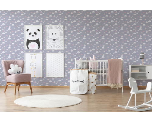 Decoratieve kinderkamer met kinderbed, fauteuil, speelgoed en dierenmotieven op de muur