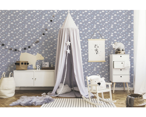 Kinderkamer met hemelbed, commode en behang met wolkenpatroon