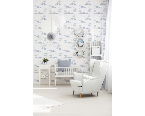 Kinderkamer met behang, kinderbed en fauteuil