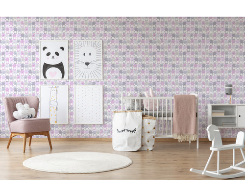 Kinderkamer met pastelkleurig berenbehang, kinderbed, stoel en decoratieve items.