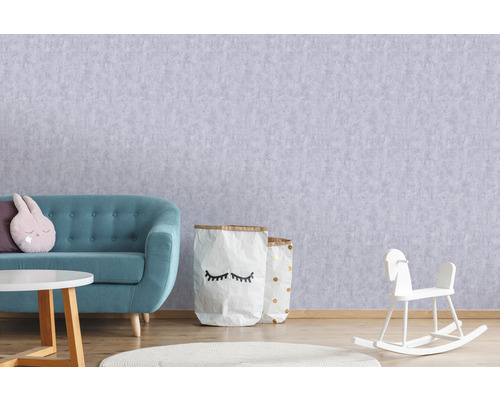 Lichte kinderkamer met bank, speelgoed en lichtgrijs vliesbehang