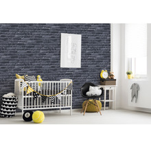 Kinderkamer met bakstenen behang, ledikant en decoratieartikelen.
