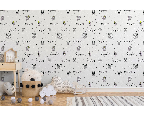 Kinderkamer met patroonbehang met dierenmotieven, commode en speelgoed