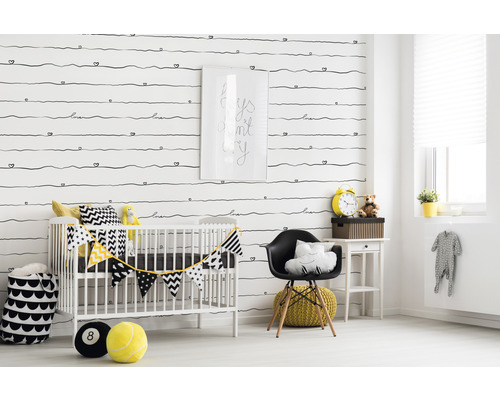 Gedecoreerde kinderkamer met ledikant, stoel en accessoires voor een patroonbehang.