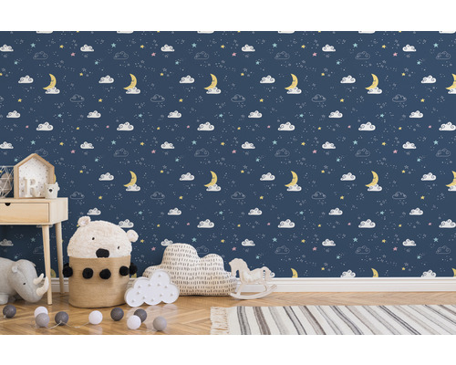 Kinderkamer met behang met sterren, manen en wolken