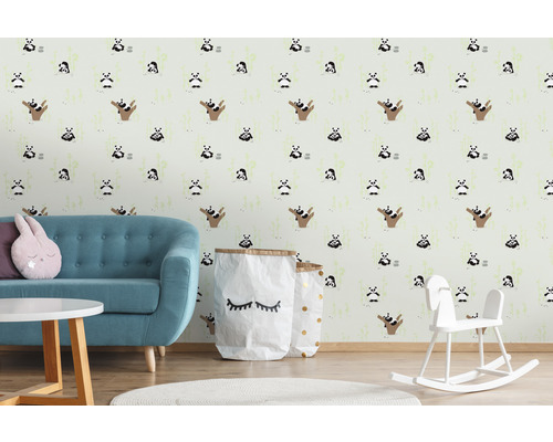 Woonkamer met bank en behang met panda motief