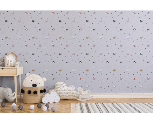 Kinderkamer met behang met dierenmotief, nachtkastje en speelgoed