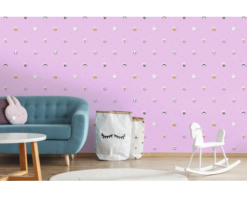 Kinderkamer met bank, tafel, speelgoed en behang met dierenmotieven