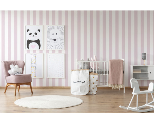 Kinderkamer met gestreept behang, fauteuil, kinderbed en decoratie