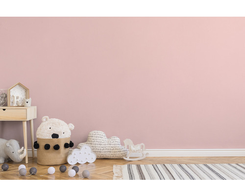 Kinderkamer met nachtkastje, speelgoed en vloerkleed