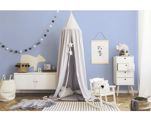 Kinderkamer met hemelbed, commode en speelgoed