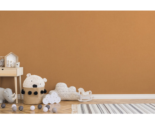 Kinderkamer met houten vloer, speelgoed en een wand in een warme tint