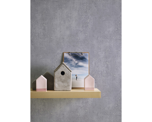 Decoratieve houten wand met plank, huisfiguren en foto