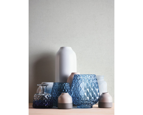 Decoratieve vazen in verschillende vormen en materialen op een tafel geplaatst.