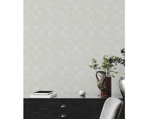 Woonkamer met behang met patroon, ladekast, decoraties en stoel