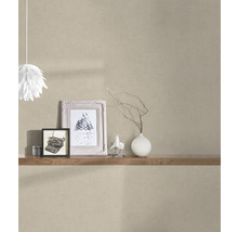 Close-up van een muur met textielbehang, een plank en decoratieve elementen