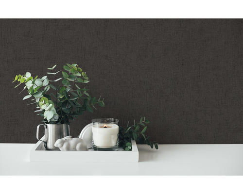 Decoratieve scène met behang, kaars, plant en decoratie op een dienblad