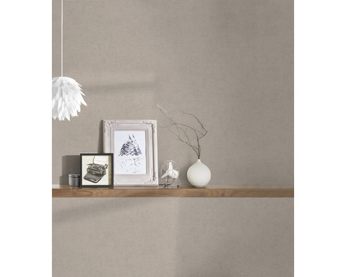 Decoratieve kamer met bruin vliesbehang, plank, foto''s en lamp