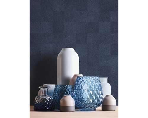 Diverse decoratieve vazen op een tafel