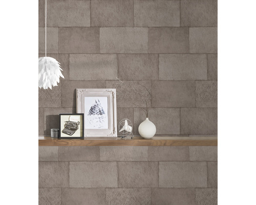 Behang met steenmotief met plank, lamp en decoraties