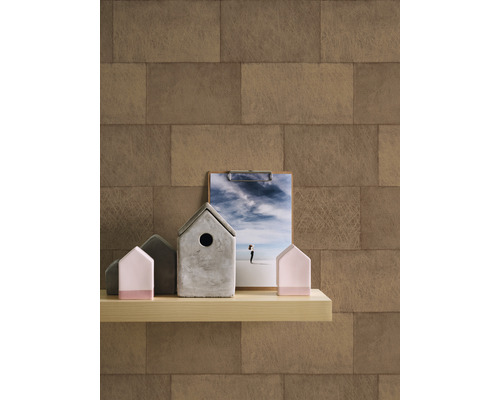 Decoratieve wandbekleding met steenmotief behang, gecombineerd met een plank en decoratieve elementen.