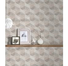 Kamer met geometrisch behang en houten plank met decoratie