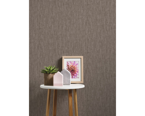 Behang met textielpatroon op de achtergrond en decoratie op tafel.