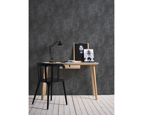 Werkkamer met bureau, stoel en decoratie voor een donkere wand