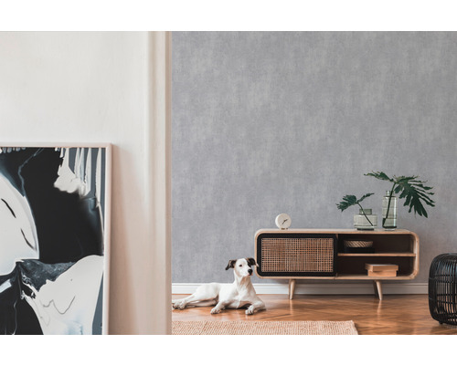Woonkamer met grijs behang, dressoir en hond