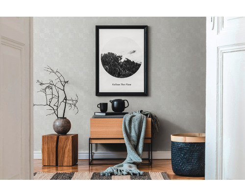 Woonkamer met dressoir, decoratie en ingelijste afbeelding aan de muur