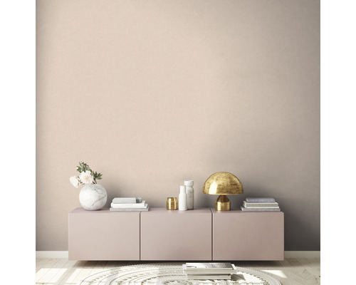 Woonkamer met dressoir, tafellamp en decoratieve elementen voor een effen muur