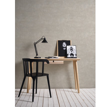Bureau met zwarte stoel, bureaulamp en decoratie