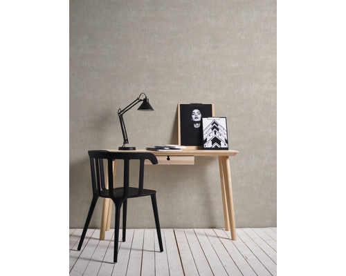 Bureau met zwarte stoel, bureaulamp en decoratie